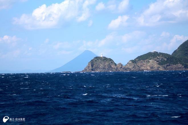 佐多岬（手前）と開聞岳（奥）