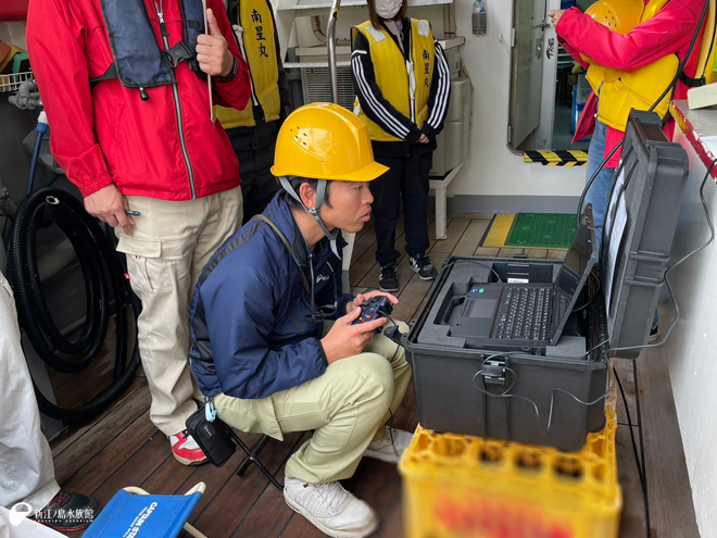 水中ドローンのパイロットをする私