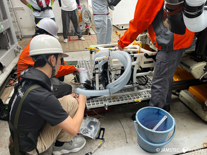 機材の整備を進める技術者の方