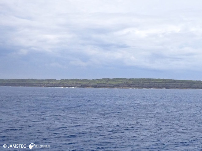 南大東島の縁辺。切り立った崖で白波が立っている